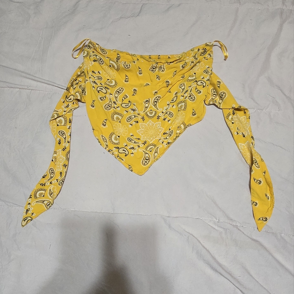 💫 Hollister Yellow Paisley Strapless Top💫